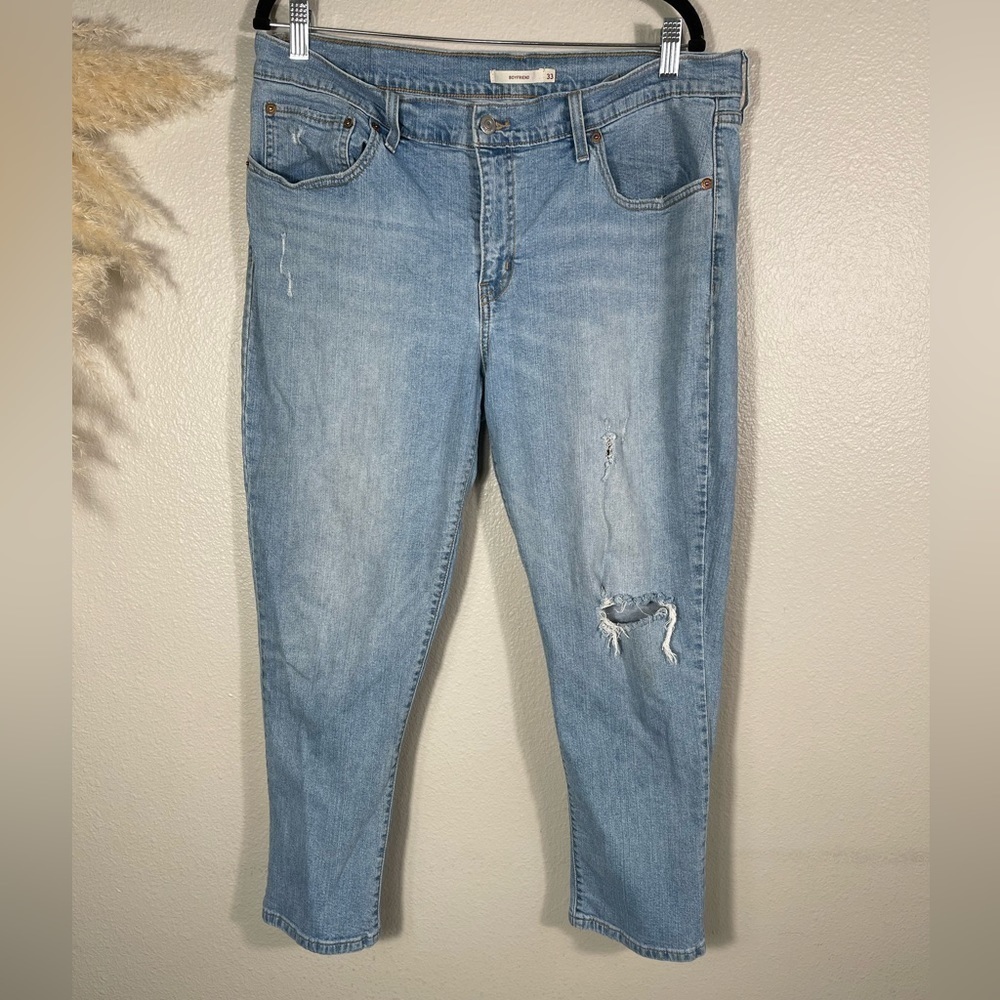 Levi’s women’s W33 boyfriend straight leg light wash jeans